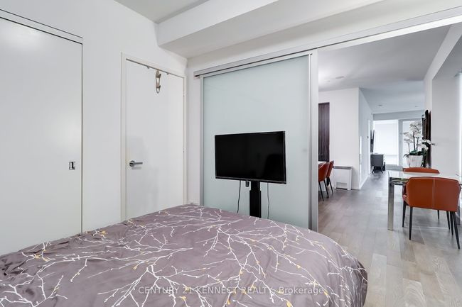 526 - 1 Bloor St E, Condo with 3 bedrooms, 2 bathrooms and null parking in Toronto ON | Image 20