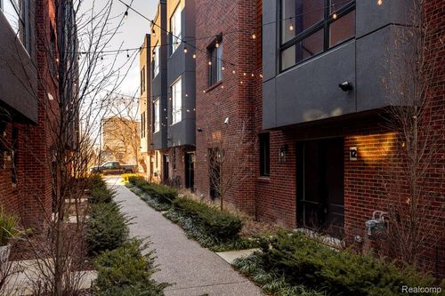 9-2037 11th St, Detroit, MI, 48216-1696 | Card Image