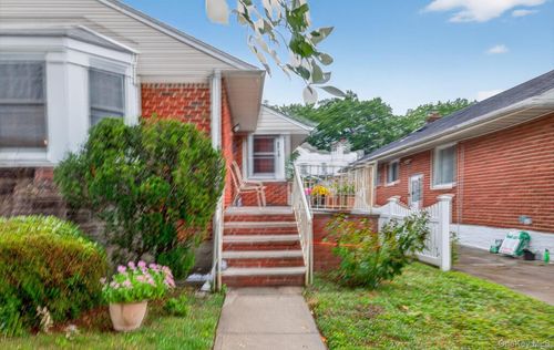 82 232nd St, Queens Village, NY, 11427-2104 | Card Image