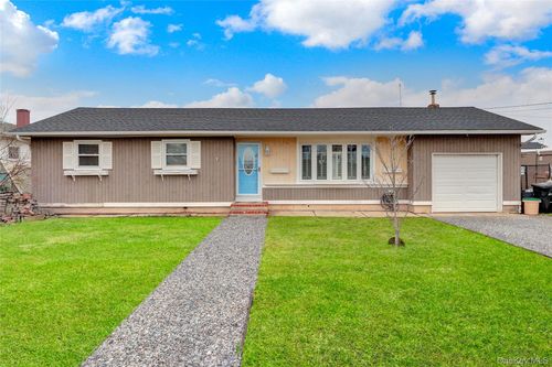 31 Roneck Ct, Shirley, NY, 11967-4422 | Card Image