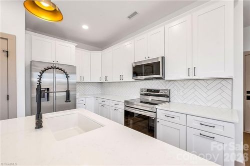 2111 24th Street Ln Se, Hickory, NC, 28602-8794 | Card Image