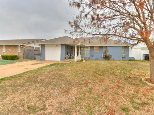 1053 Nw 5th St, Moore, OK, 73160-2138 | Card Image