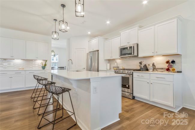 Look how beautiful this kitchen is, especially with all the natural lightening coming in. | Image 6