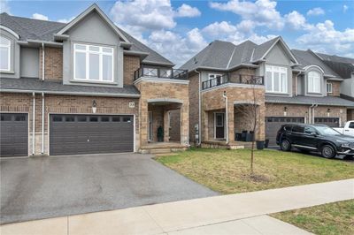 33 Pinot Cres, Townhouse with 3 bedrooms, 2 bathrooms and 3 parking in Stoney Creek ON | Image 2