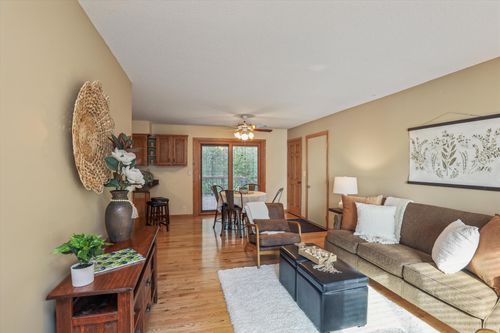 567 Lakewood Dr S, Maplewood, MN, 55119-5522 | Card Image