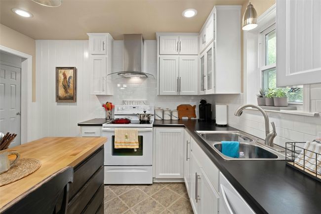 702 S Groos St, House other with 3 bedrooms, 2 bathrooms and 4 parking in Kyle TX | Image 13