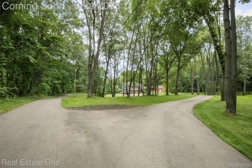 2031 Saint Clair Dr, Highland, MI, 48357-3335 | Card Image