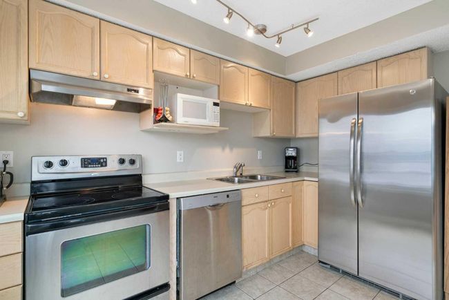 219 Coachway Lane Sw, Townhouse with 3 bedrooms, 3 bathrooms and 2 parking in Calgary AB | Image 12