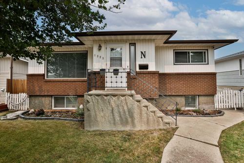1323 3a Ave N, Lethbridge, AB, T1H0K1 | Card Image