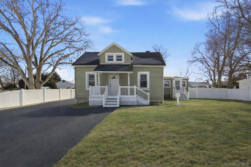 78 Roslyn St, Islip Terrace, NY, 11752-2814 | Card Image