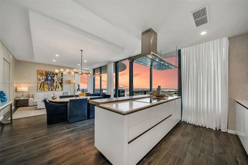 ph5807-1000 Brickell Plz, Miami, FL, 33131-3833 | Card Image