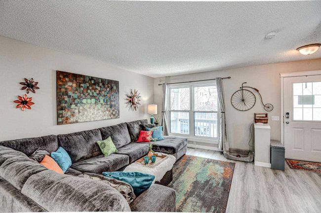 93 Prestwick Rise Se, Home with 3 bedrooms, 1 bathrooms and 2 parking in Calgary AB | Image 3