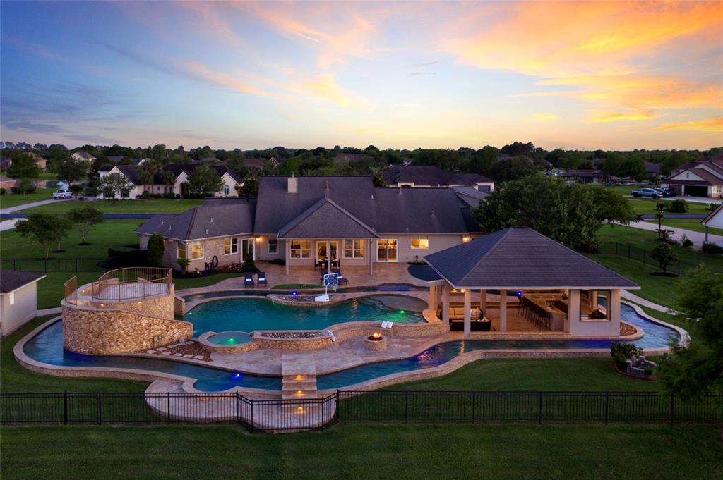 131 Lago Circle Drive, For Sale in Santa Fe Zoocasa