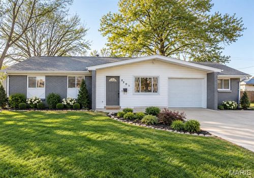 204 Allen Dr, O Fallon, MO, 63366-1725 | Card Image
