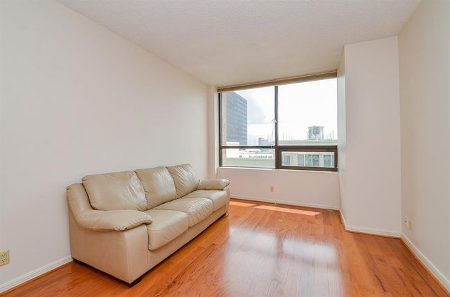 The secondary bedroom is perfect for guests. | Image 16
