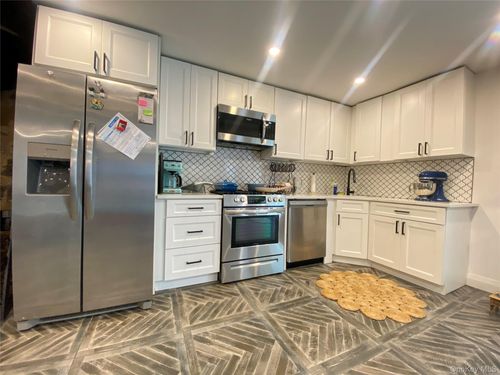 4112 20th Ave, Astoria, NY, 11105-1214 | Card Image