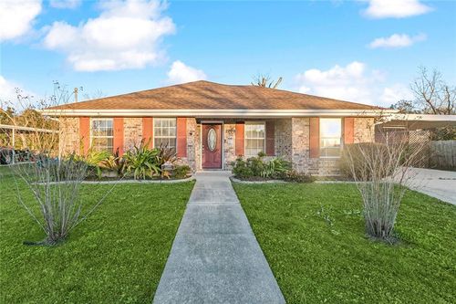 2209 Creedmore Dr, Saint Bernard, LA, 70085-4924 | Card Image