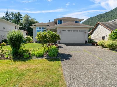 336 Chestnut Ave, House other with 4 bedrooms, 2 bathrooms and 4 parking in Harrison Hot Springs BC | Image 2