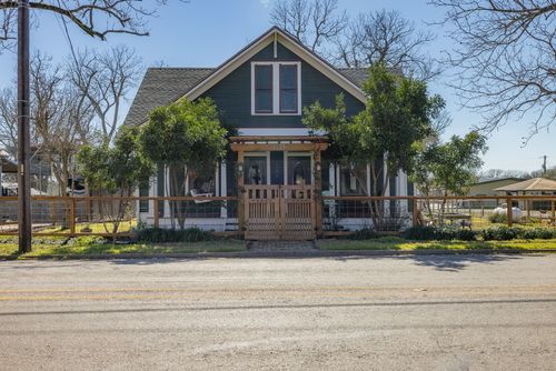 305 N Rusk St, Fayetteville, TX, 78940-5516 | Card Image