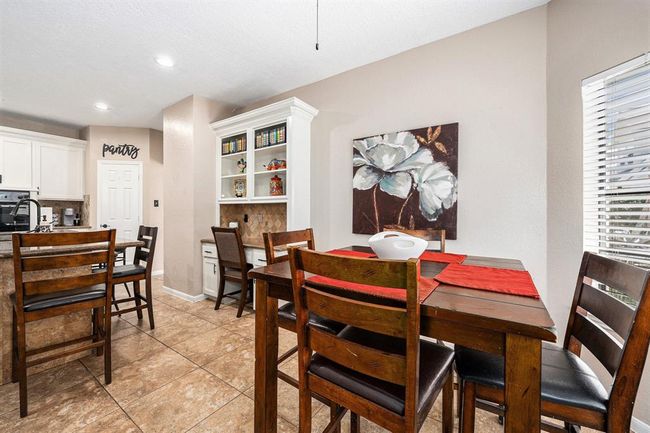 Breakfast area and built-in desk. | Image 10