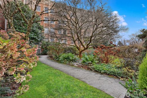 apt-202-5810 Cowen Pl Ne, Seattle, WA, 98105-2526 | Card Image