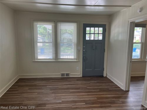 8242 Maxwell Ave, Warren, MI, 48089-2343 | Card Image