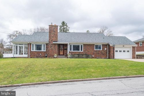 724 E Curtin St, BELLEFONTE, PA, 16823-2121 | Card Image