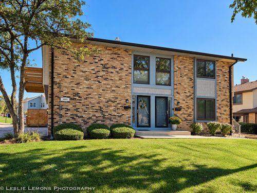 c-8329 Portsmouth Drive, Darien, IL, 60561 | Card Image