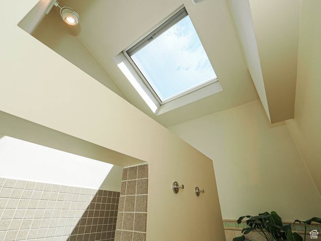 Detailed view of a skylight | Image 33