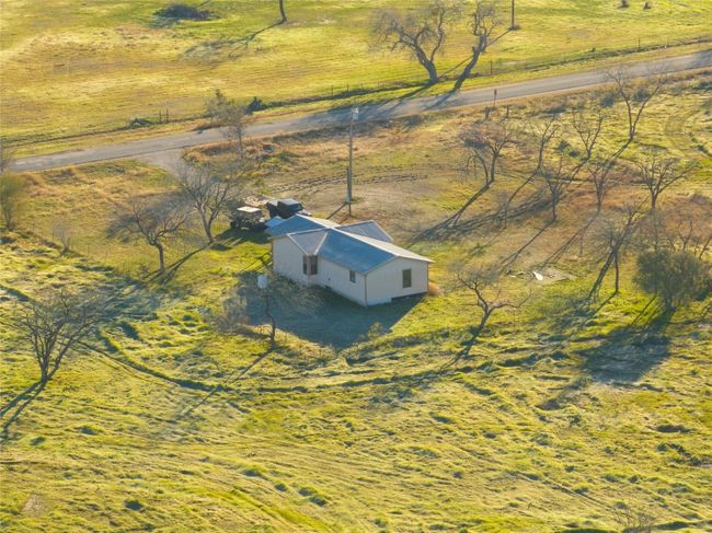 2095 Bridal Path Rd, House other with 1 bedrooms, 1 bathrooms and 100 parking in Luling TX | Image 4
