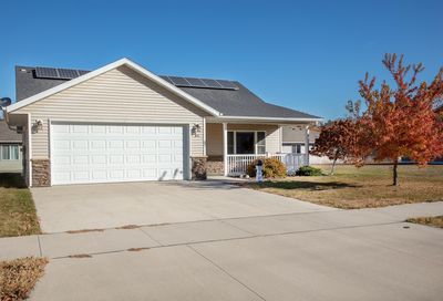 811 9th Street, Condo with 2 bedrooms, 1 bathrooms and null parking in Charles City IA | Image 1