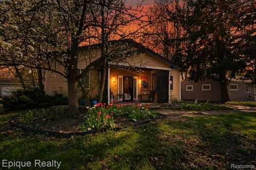 2706 Genes Dr, Auburn Hills, MI, 48326-1904 | Card Image