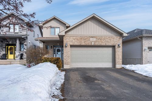 121 Blakely St, Amherstview, ON, K7N0B1 | Card Image