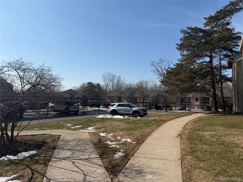 22140 Indian Creek Dr, Farmington Hills, MI, 48335-5540 | Card Image