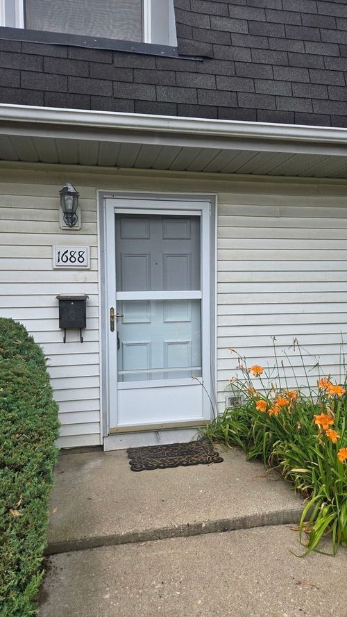 0-1688 Queensbury Cir, Hoffman Estates, IL, 60169-6836 | Card Image