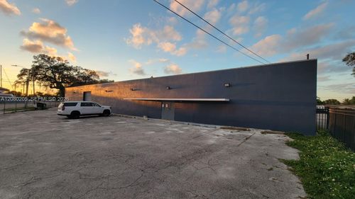1871 Nw North River Dr, MIAMI, FL, 33125-2218 | Card Image