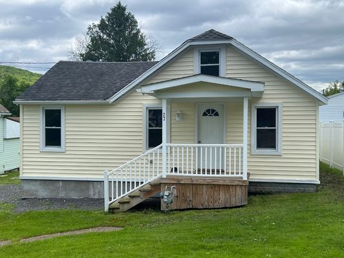 27 Royal Ave, Bradford, PA, 16701-2747 | Card Image