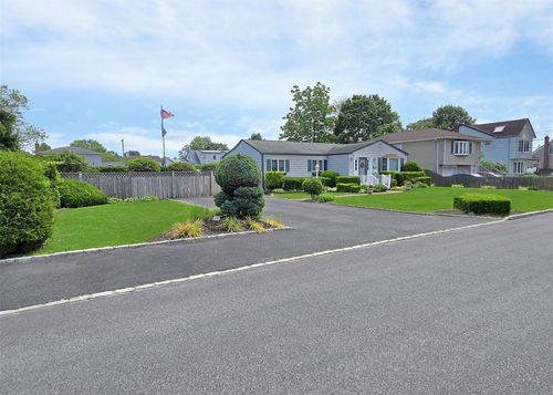 1381 Manatuck Blvd, Bay Shore, NY, 11706-4918 | Card Image