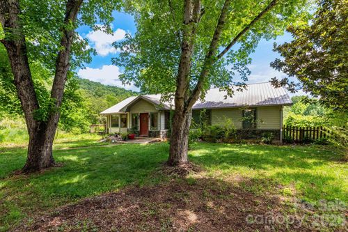 18 Bartlett Rd, Weaverville, NC, 28787-9654 | Card Image