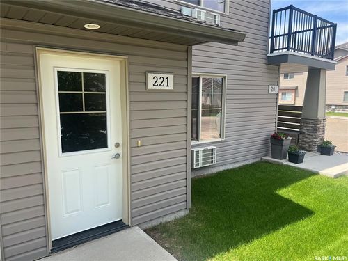 221-700 Battleford Trail, Swift Current, SK, S9H4V9 | Card Image