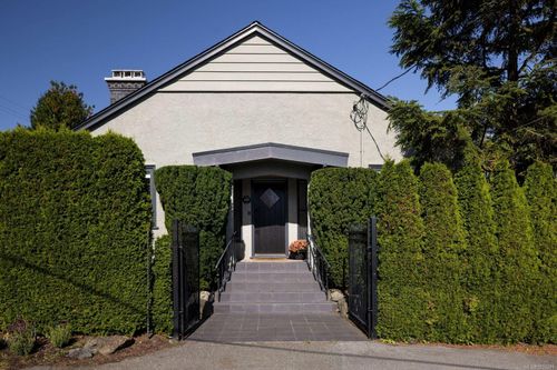 535 Falkland Rd, Victoria, BC, V8S4L6 | Card Image