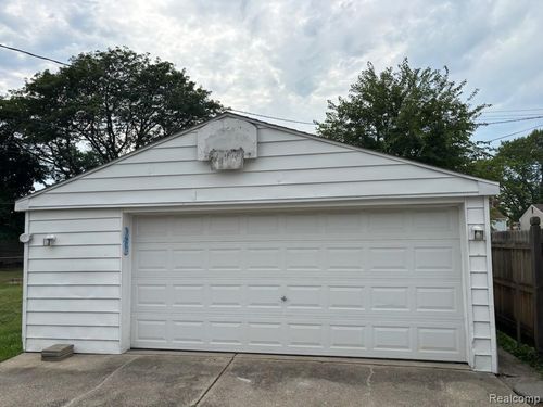 541 Helen St, Garden City, MI, 48135-3110 | Card Image