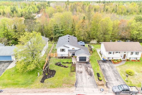 66 Woodland Cres, Petawawa, ON, K8H3M1 | Card Image