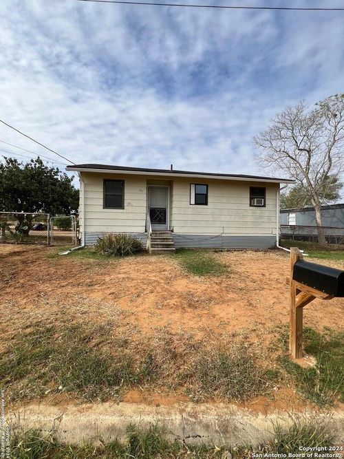302 N Sheep Hill Rd, Dilley, TX, 78017-3642 | Card Image
