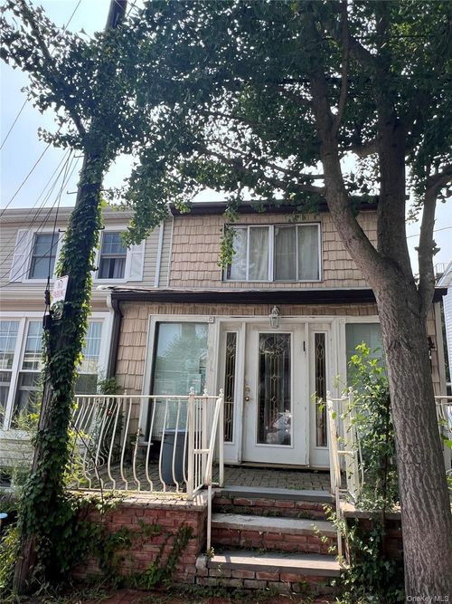4 Pearce Pl, Great Neck, NY, 11021-3239 | Card Image