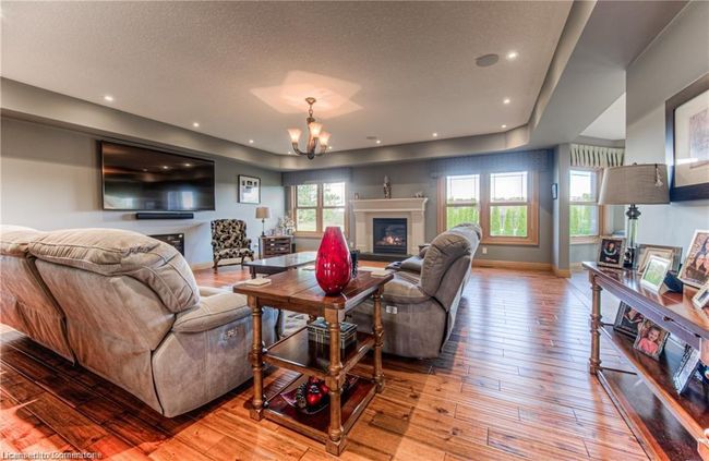 1098 Wurster Pl, House other with 11 bedrooms, 10 bathrooms and 14 parking in Breslau ON | Image 9
