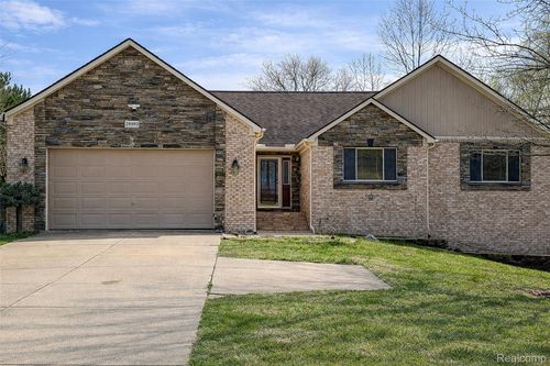29593 Medbury St, Farmington Hills, MI, 48336-2126 | Card Image