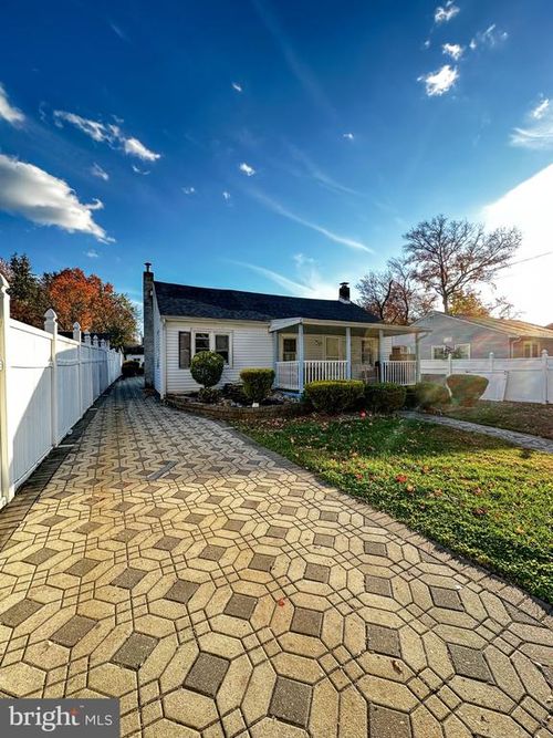 910 Magnolia Ave, CROYDON, PA, 19021-6056 | Card Image