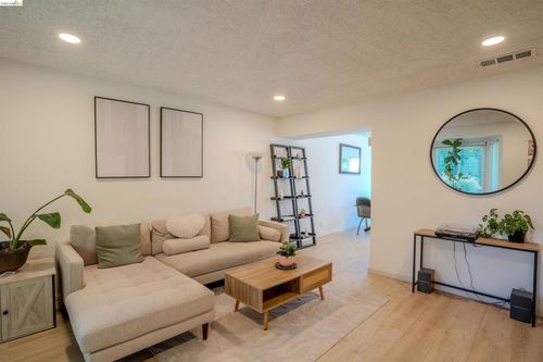 i-1260 Pine Creek Way, Concord, CA, 94520-3622 | Card Image