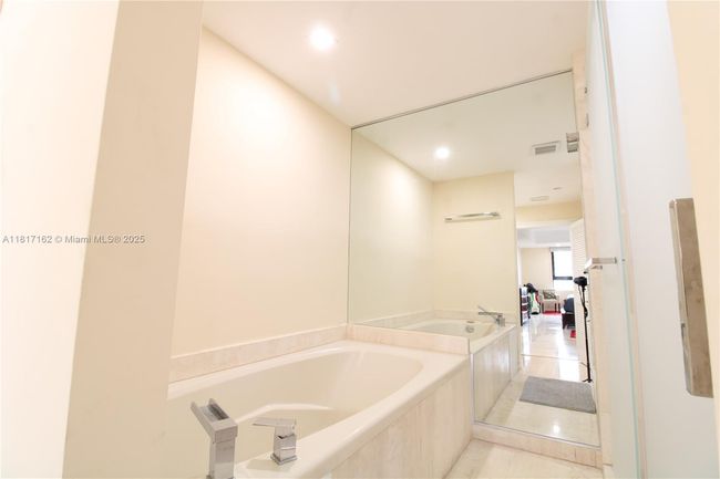 APT-702 - 151 Crandon Blvd, Condo with 2 bedrooms, 2 bathrooms and null parking in Key Biscayne FL | Image 18